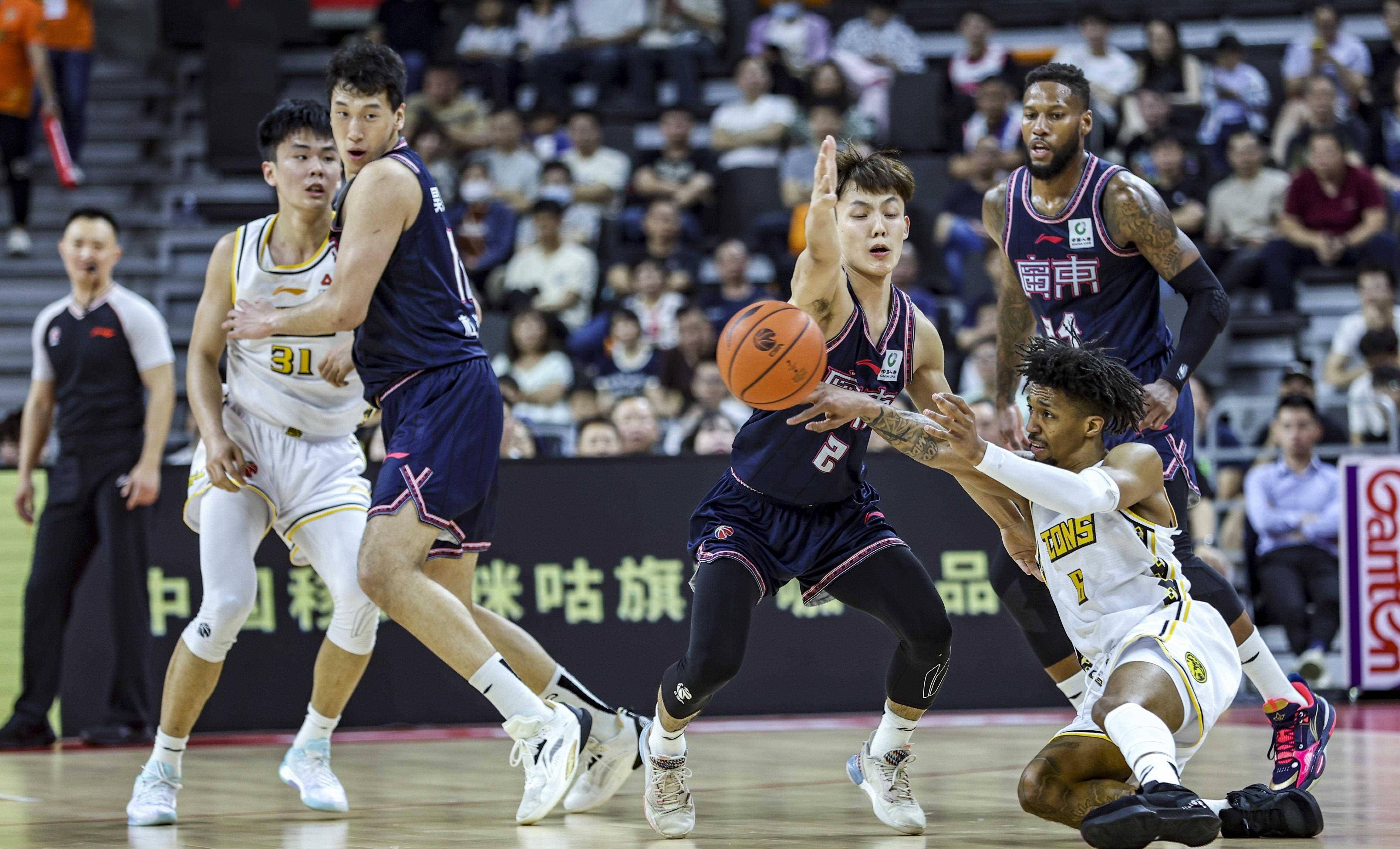 包含辽宁男篮再胜浙江，继续领跑积分榜的词条