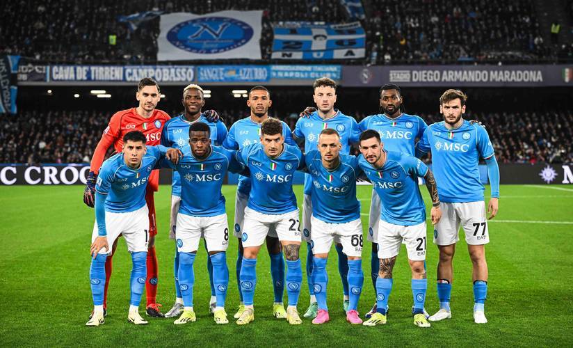 那不勒斯球员在赛后的庆祝中露出笑容，展现团队团结的简单介绍