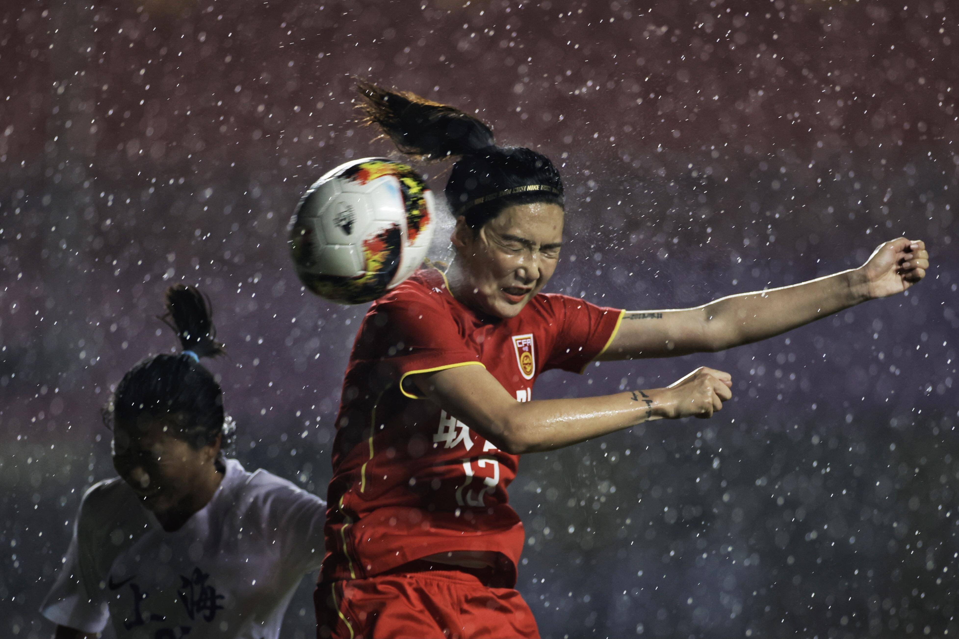 爱游戏官网-足球赛场上,女选手表现出色实现胜利的简单介绍