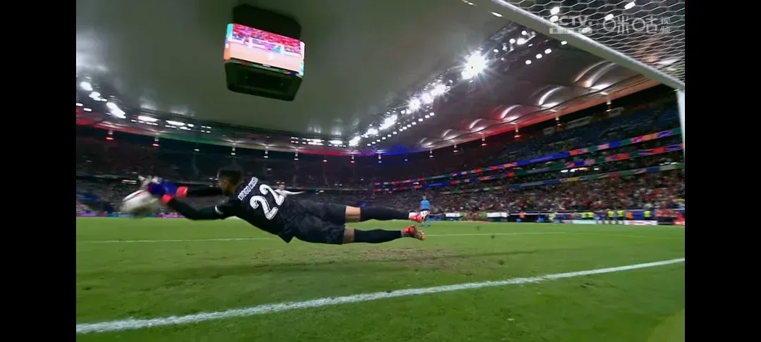 葡萄牙门将连续扑救，帮助球队保持领先