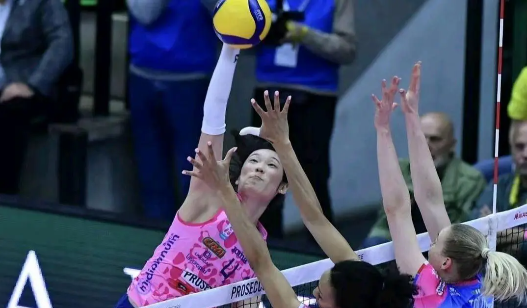 爱游戏体育网站-包含比赛中女运动员表现出色,助球队取得胜利的词条