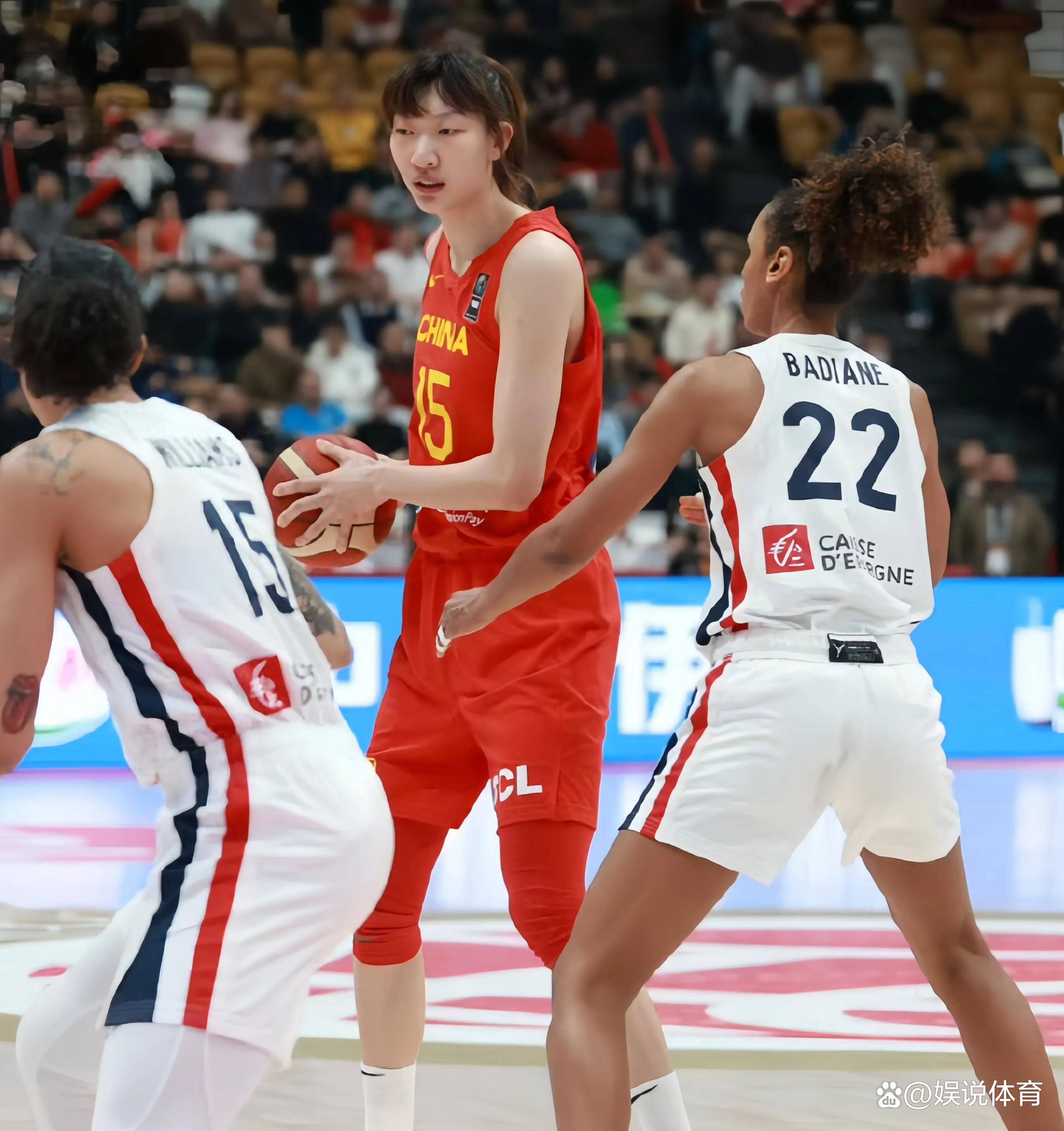 比赛中女队员表现亮眼，力挺球队获胜