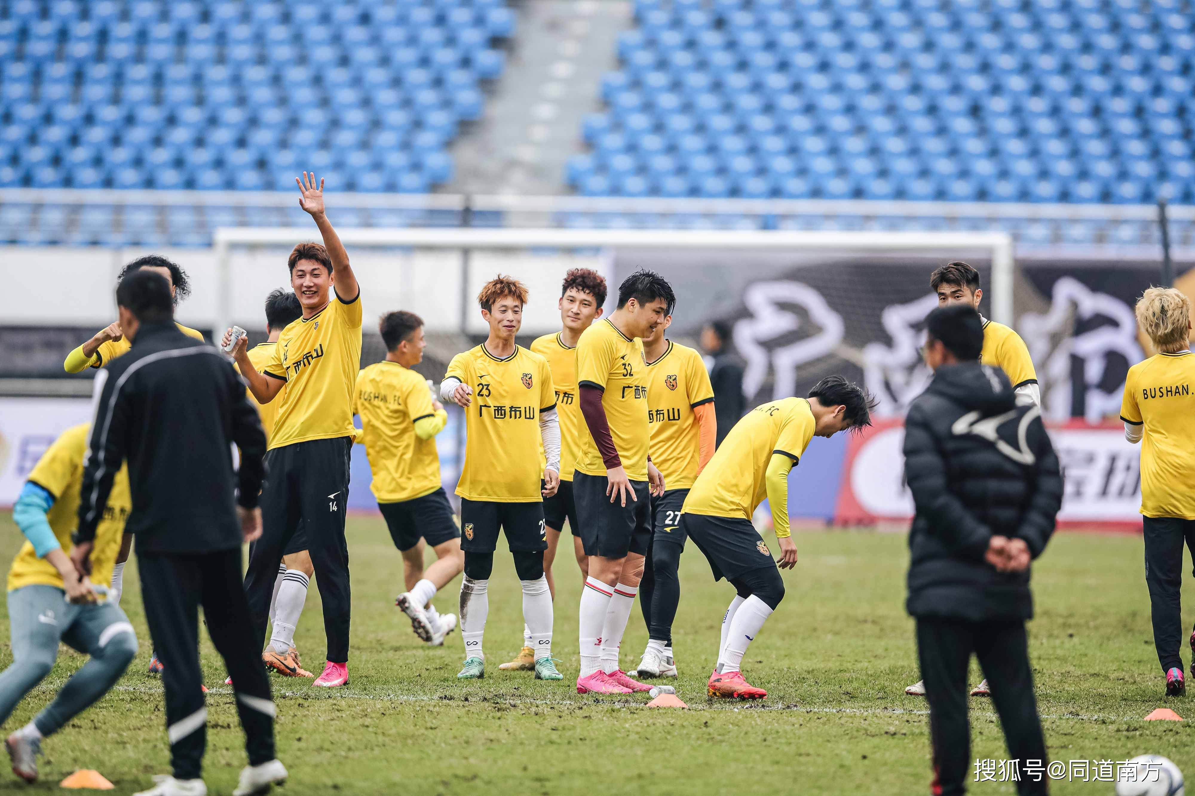 足球赛事热烈展开,球队全力备战 足球赛事热烈展开,球队全力备战