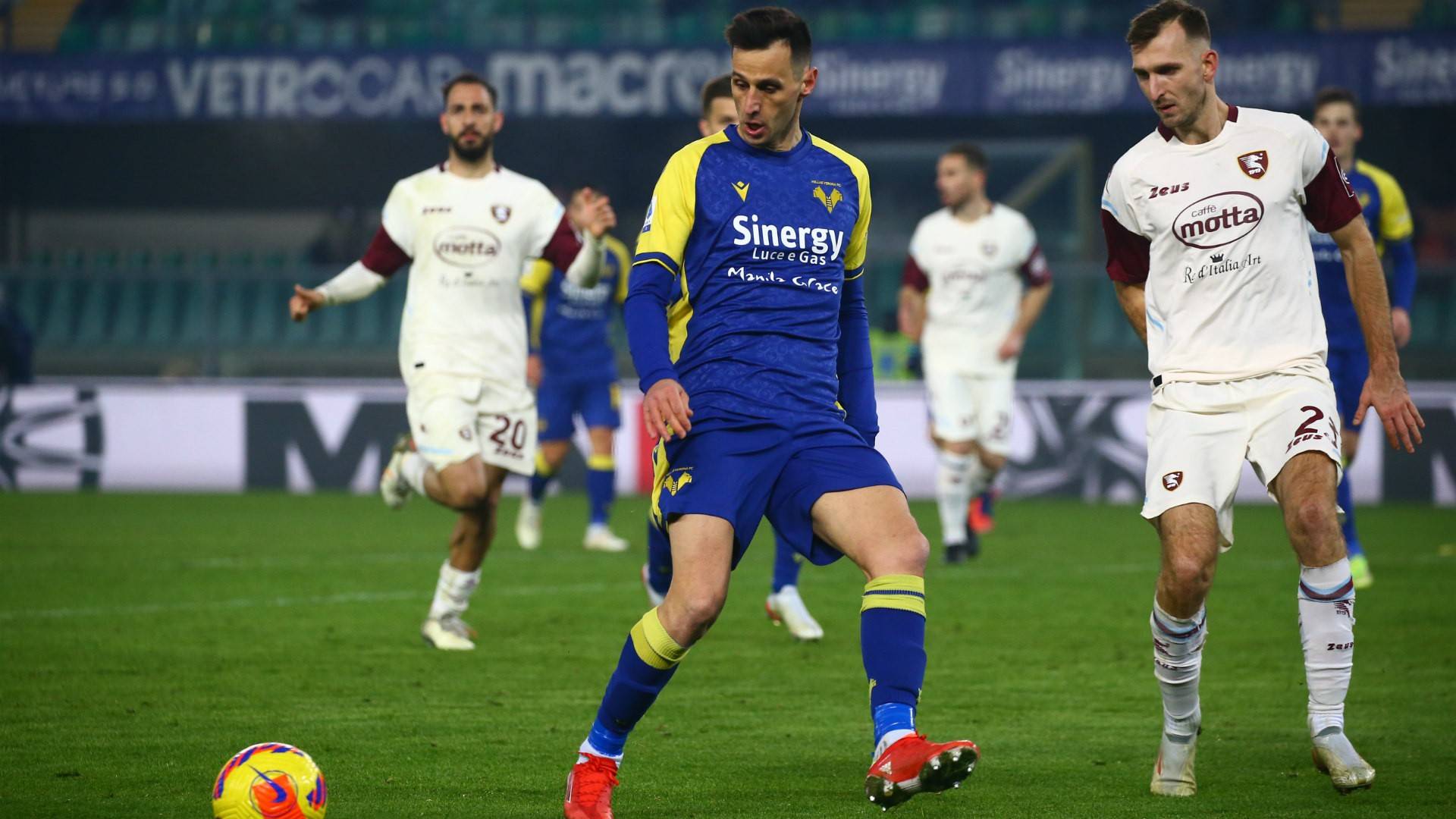 维罗纳击败佛罗伦萨,继续保持领先位置 维罗纳击败佛罗伦萨,继续保持领先位置