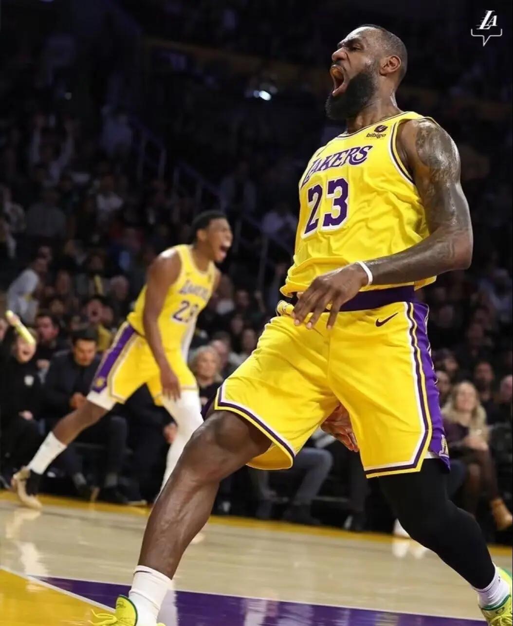 詹姆斯带领湖人实现逆袭，跻身总决赛争霸