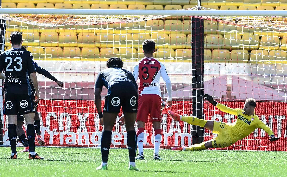 爱游戏体育链接-里昂球队遭遇连败,需调整阵容