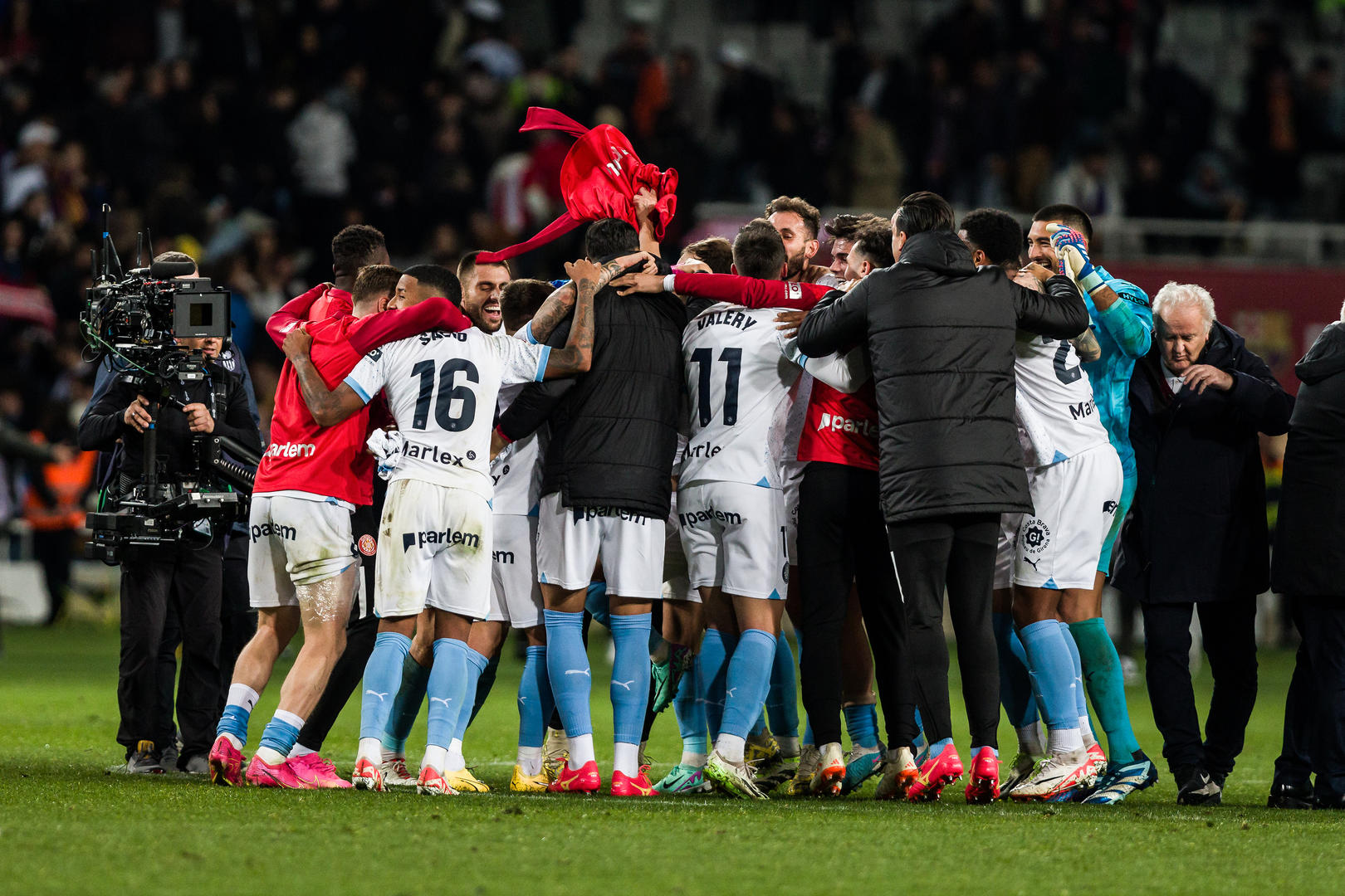 竞技激烈的足球对决,双方拼尽全力的简单介绍 竞技激烈的足球对决,双方拼尽全力的简单介绍