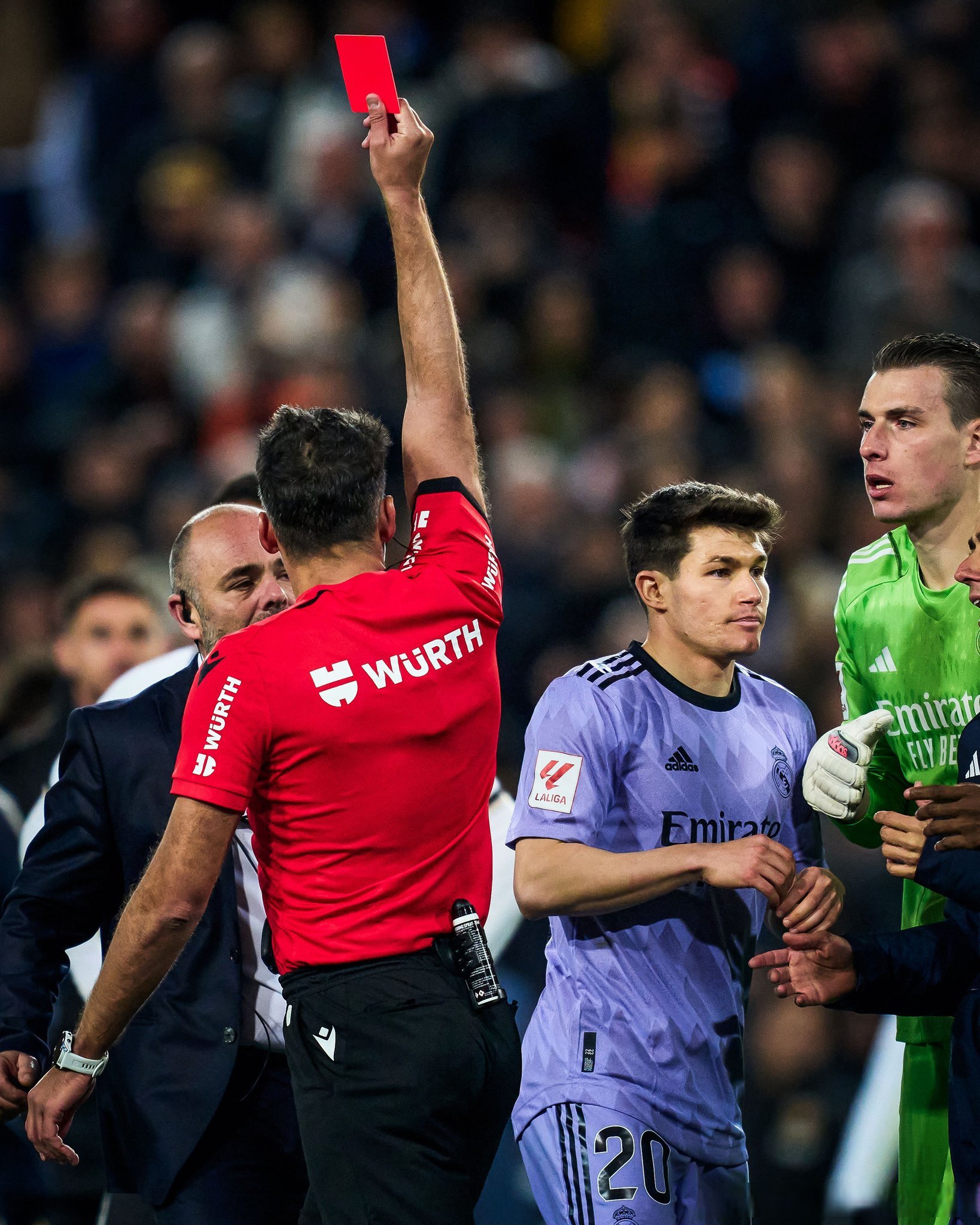 爱游戏-包含瓦伦西亚战胜对手,赢得关键比赛的词条