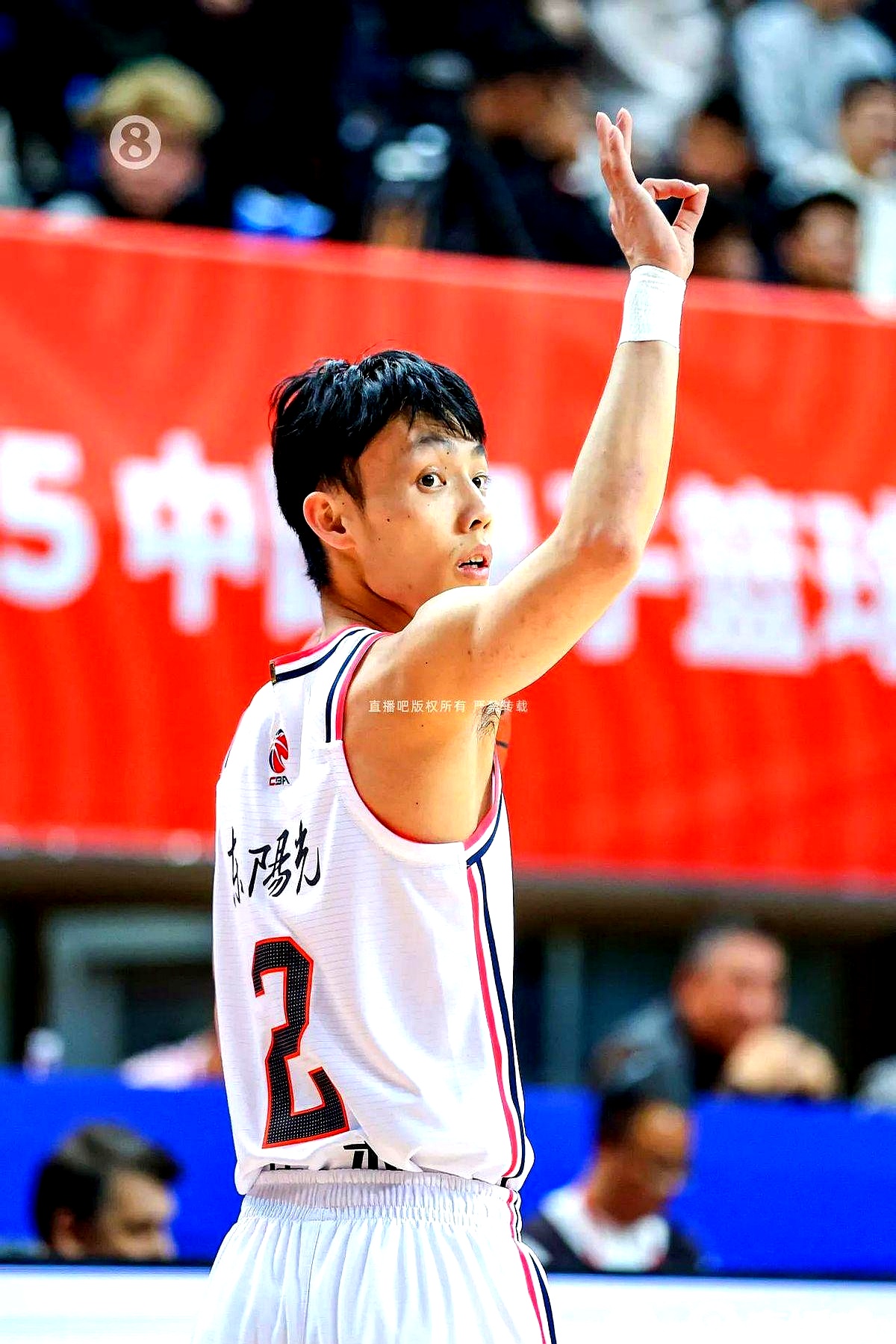 爱游戏体育官网-上海男篮显露实力，轻松战胜广东宏远