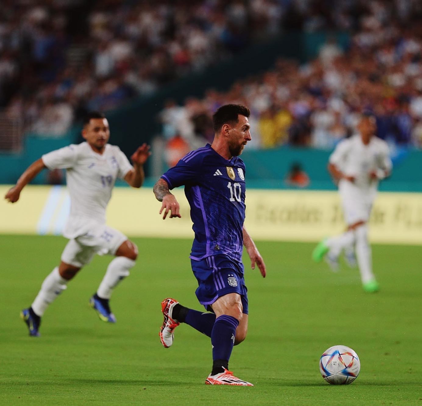 邦德甜甜神勇发挥,带领球队取得胜利 邦德甜甜神勇发挥,带领球队取得胜利