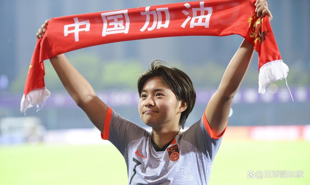 中国女足运动员在比赛中展现坚韧拼搏精神 中国女足运动员在比赛中展现坚韧拼搏精神