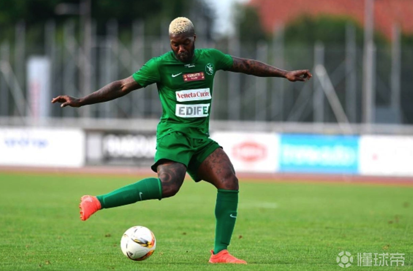 包含瑞士国脚确认离队加盟意甲球队，为国争光的词条