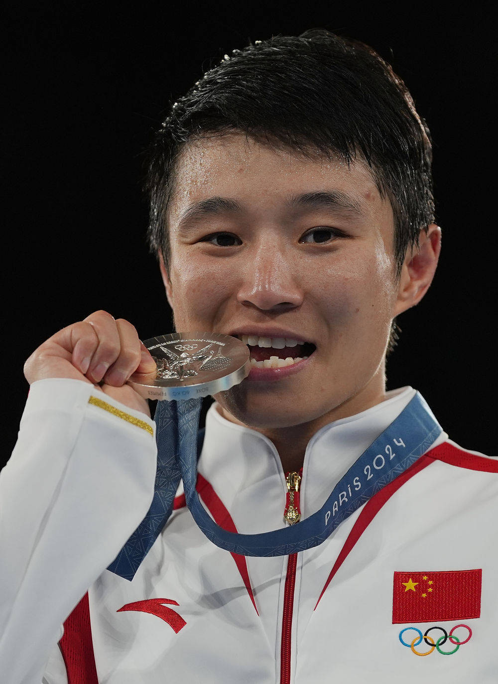 爱游戏体育地址-包含拳击选手拼尽全力，势不可挡的词条