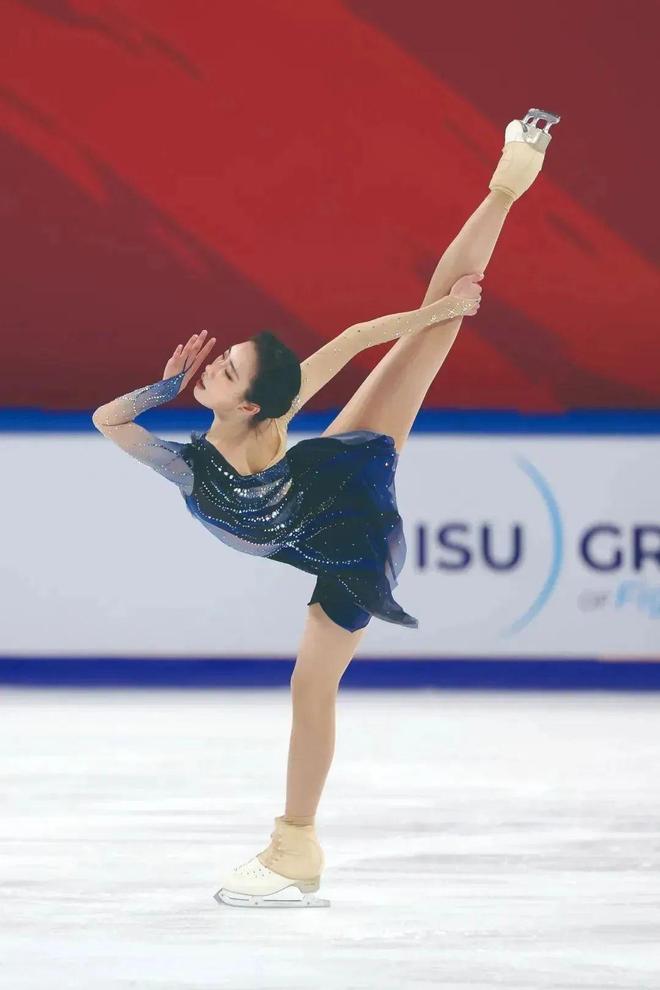 爱游戏中国官网-花样滑冰选手优雅出击，实力不容小觑