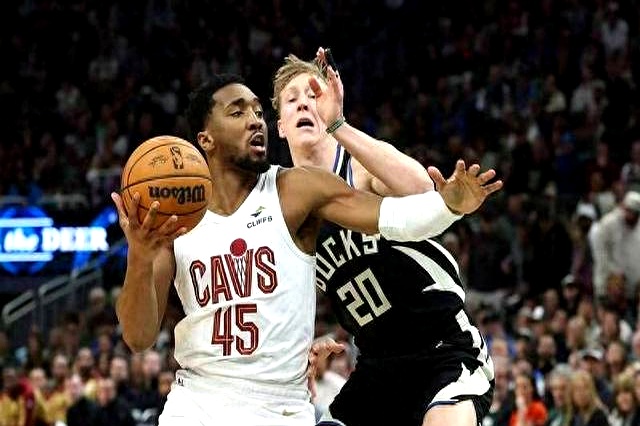 雄鹿队主场击败骑士队,稳居东部第一 雄鹿队主场击败骑士队,稳居东部第一