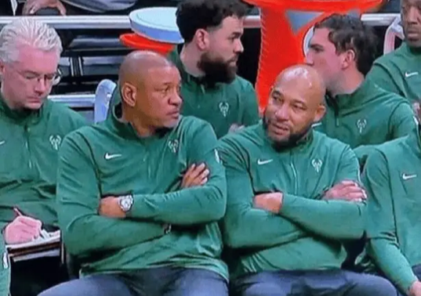 爵士队客场失利,雄鹿队力压对手