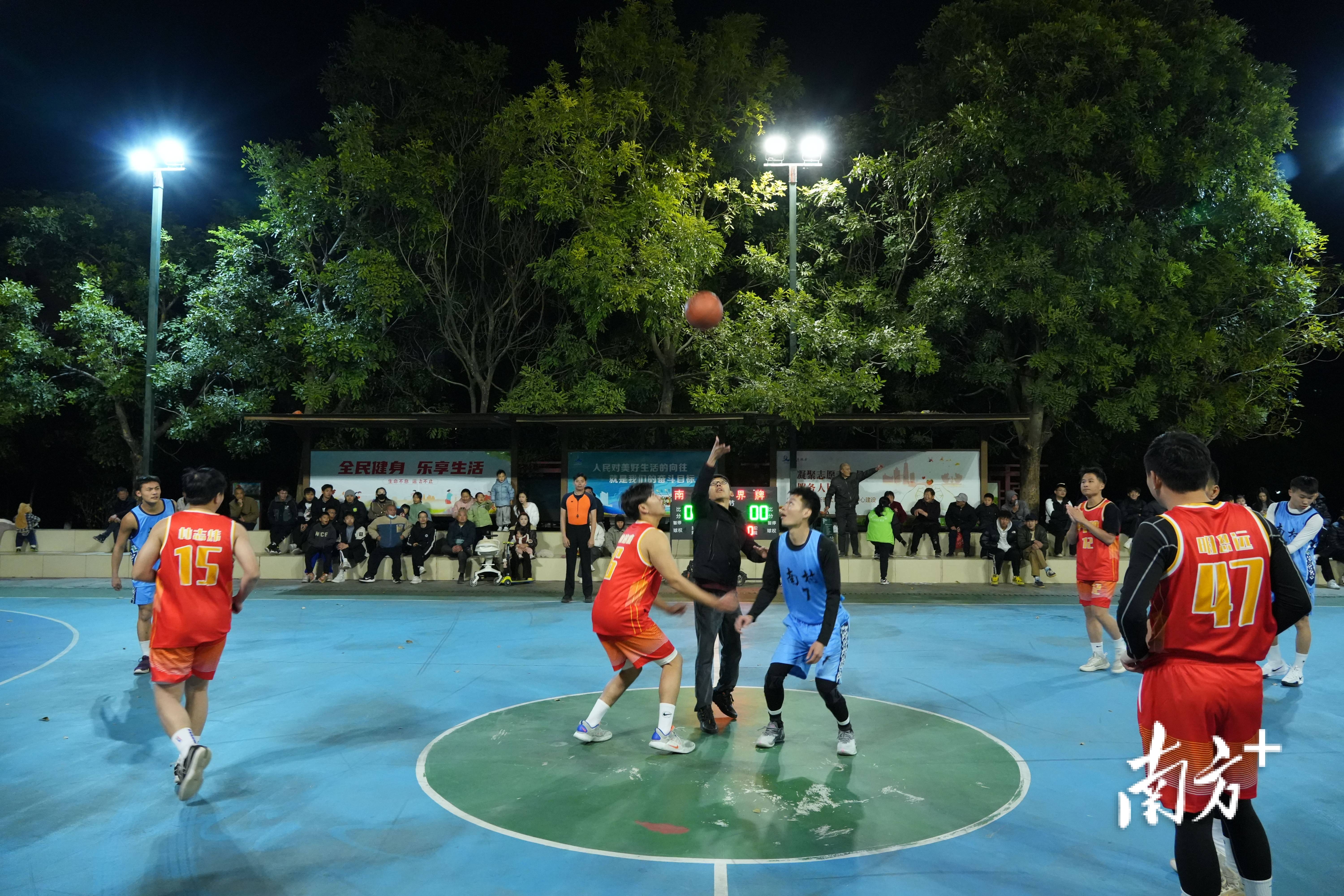 黄队在篮球比赛中取得了炫目胜利 黄队在篮球比赛中取得了炫目胜利