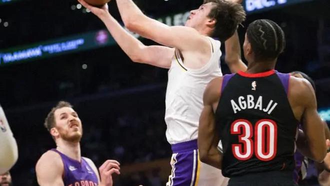 爱游戏中国官网-湖人击败勇士,取得五连胜,詹姆斯砍下三双表现引爆全场