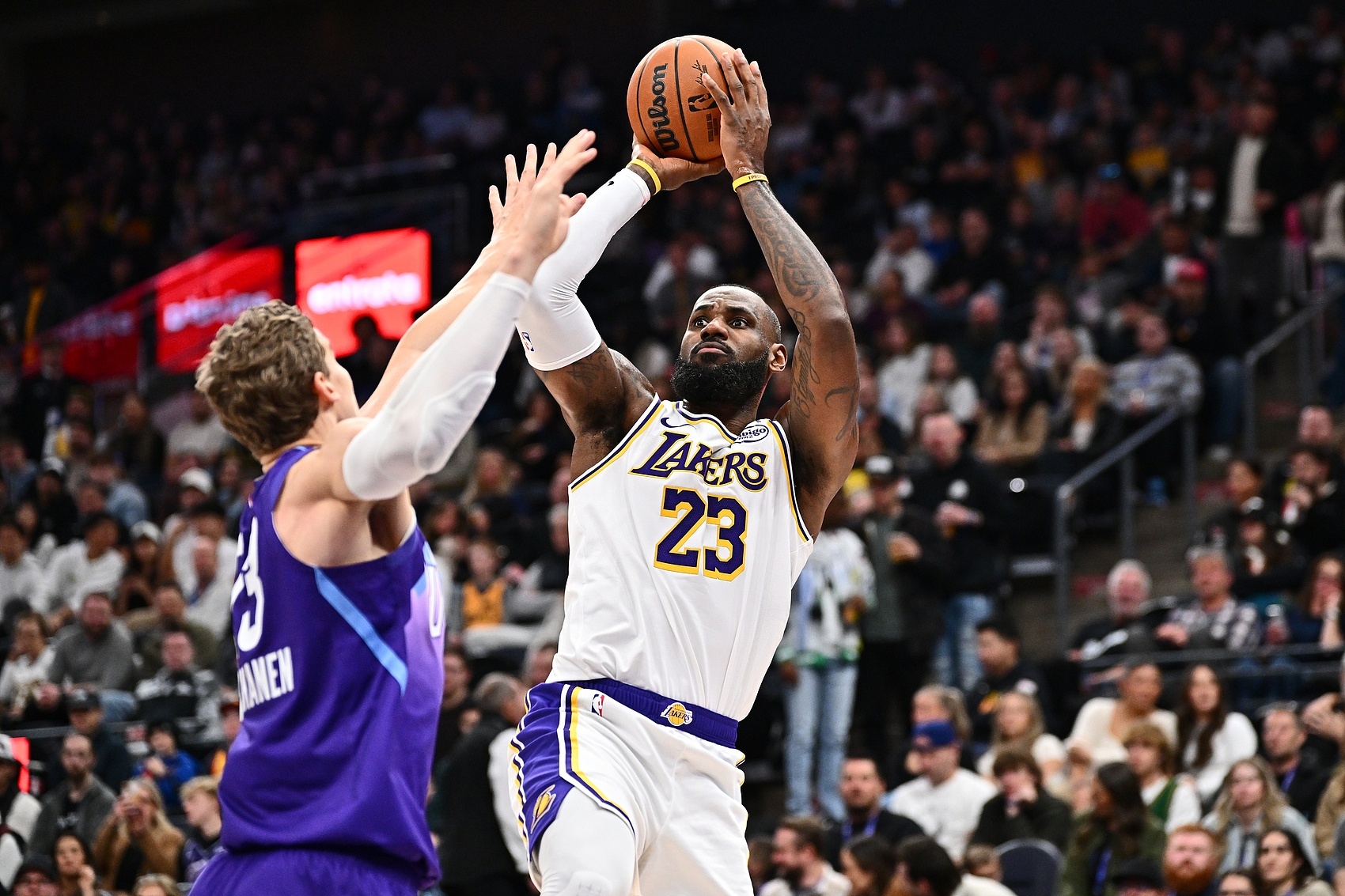 爱游戏入口-湖人险胜猛龙,詹姆斯表现抢眼