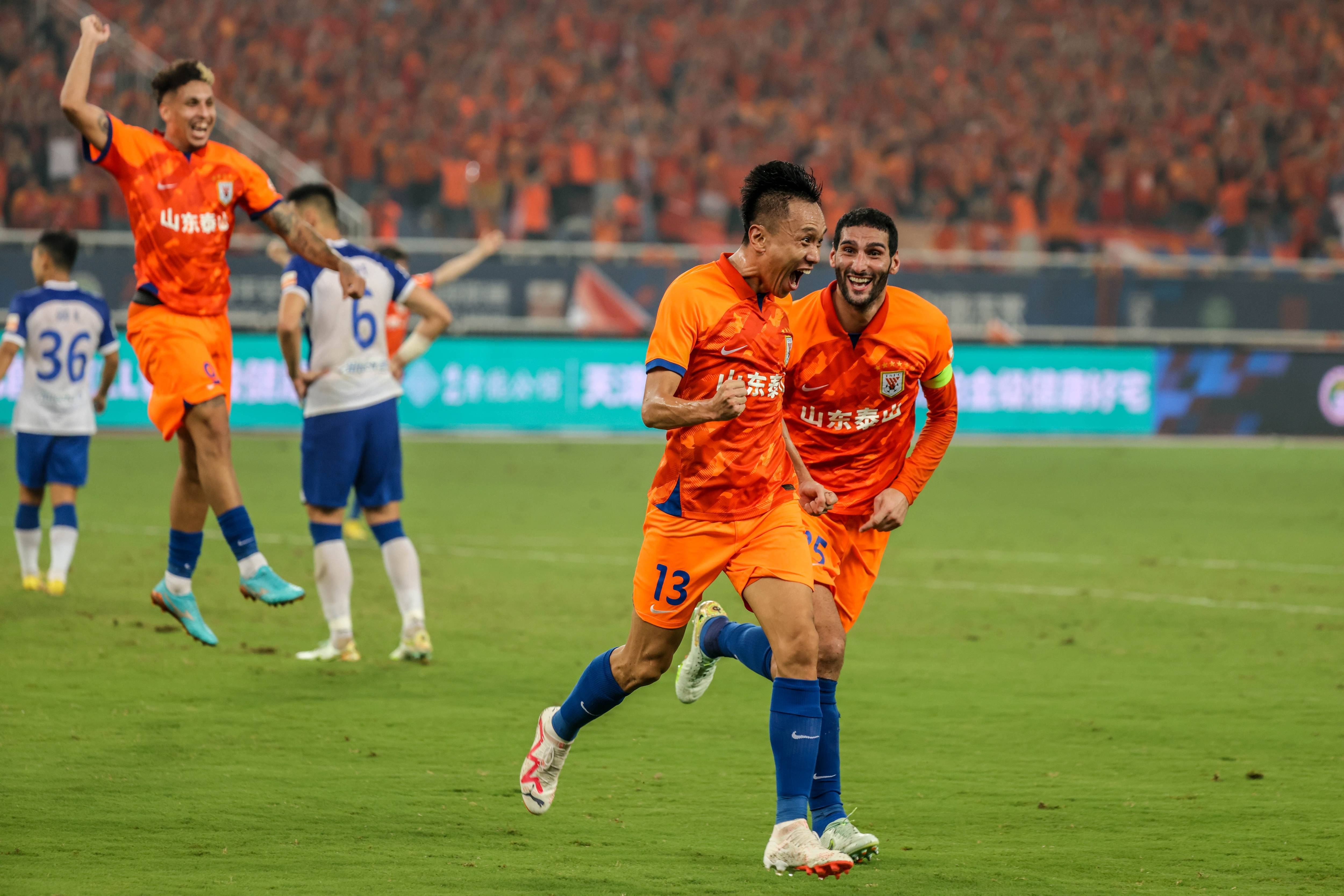 关于山东队在关键时刻表现精彩，赢得比赛的信息