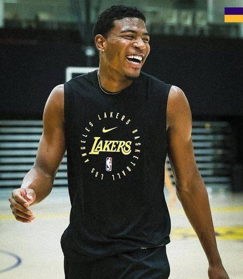 爱游戏在线-篮球明星季后赛状态不佳，或将缺席决赛