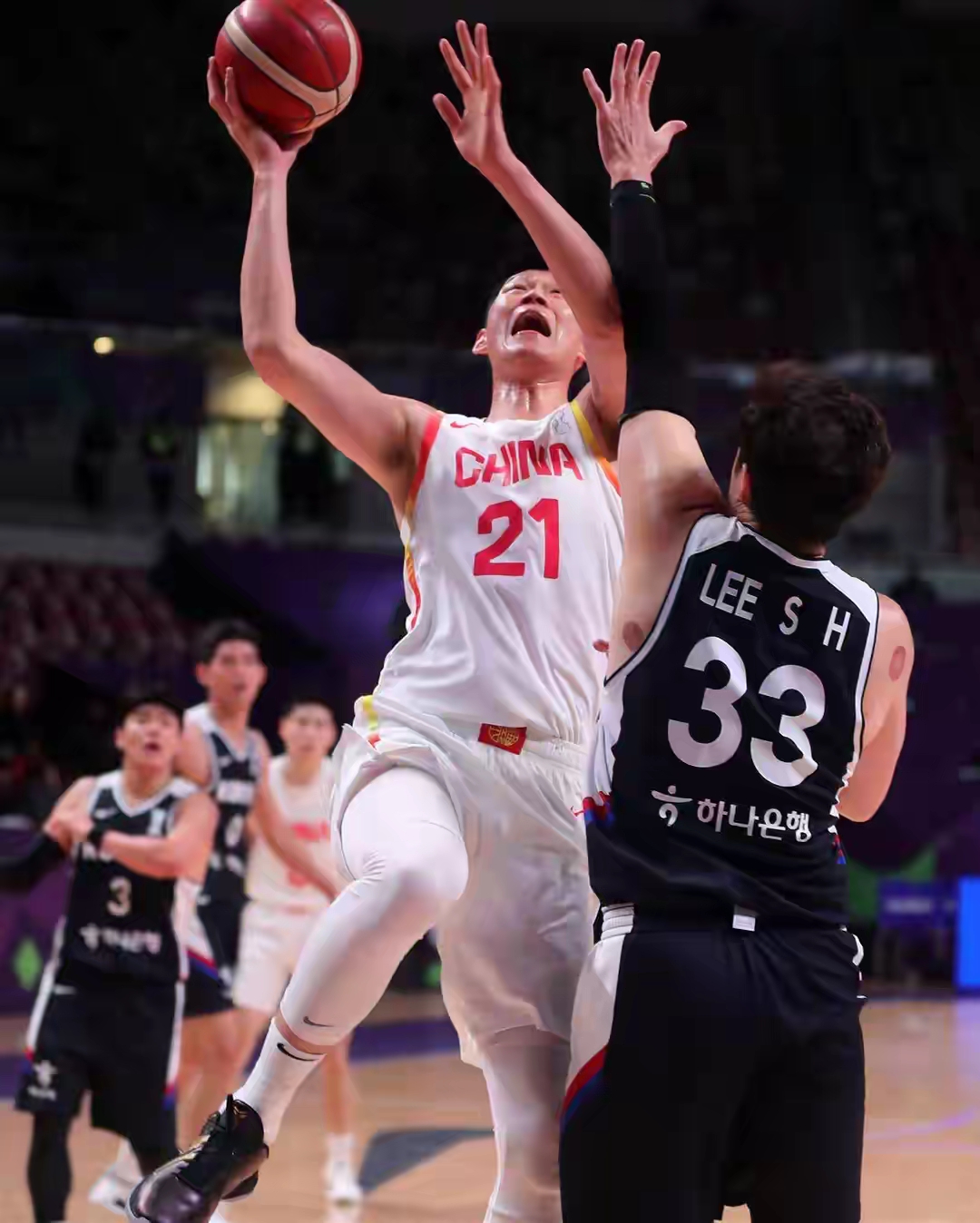 实力过硬的运动员在赛场上顶住压力,赢得巨大胜利的简单介绍 实力过硬的运动员在赛场上顶住压力,赢得巨大胜利的简单介绍