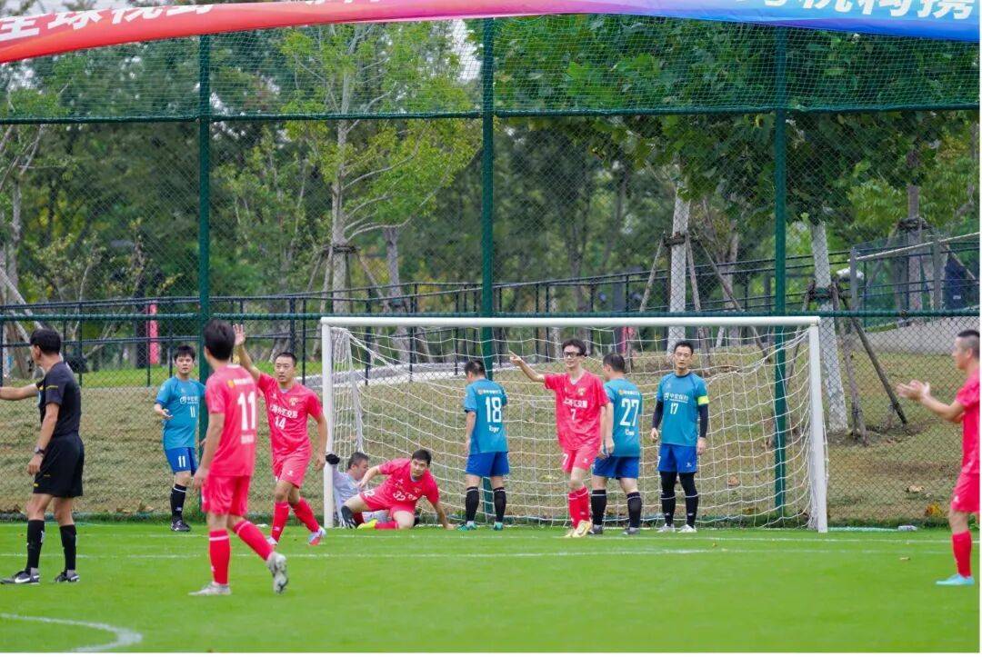 足球赛事热烈展开新一轮角逐精彩纷呈 足球赛事热烈展开新一轮角逐精彩纷呈