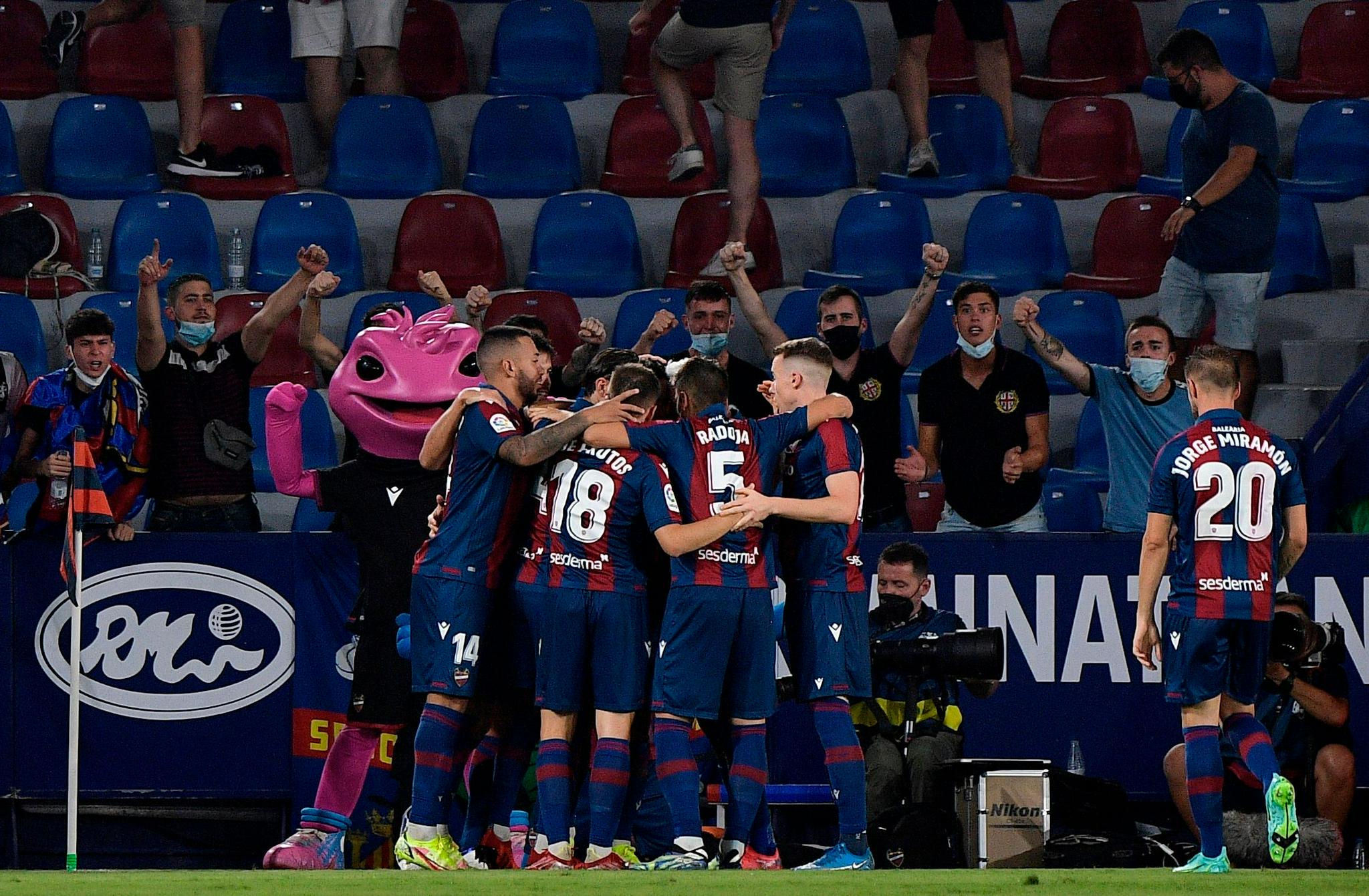 包含拉斯帕尔马斯战平莱万特，防守状况有所改善的词条