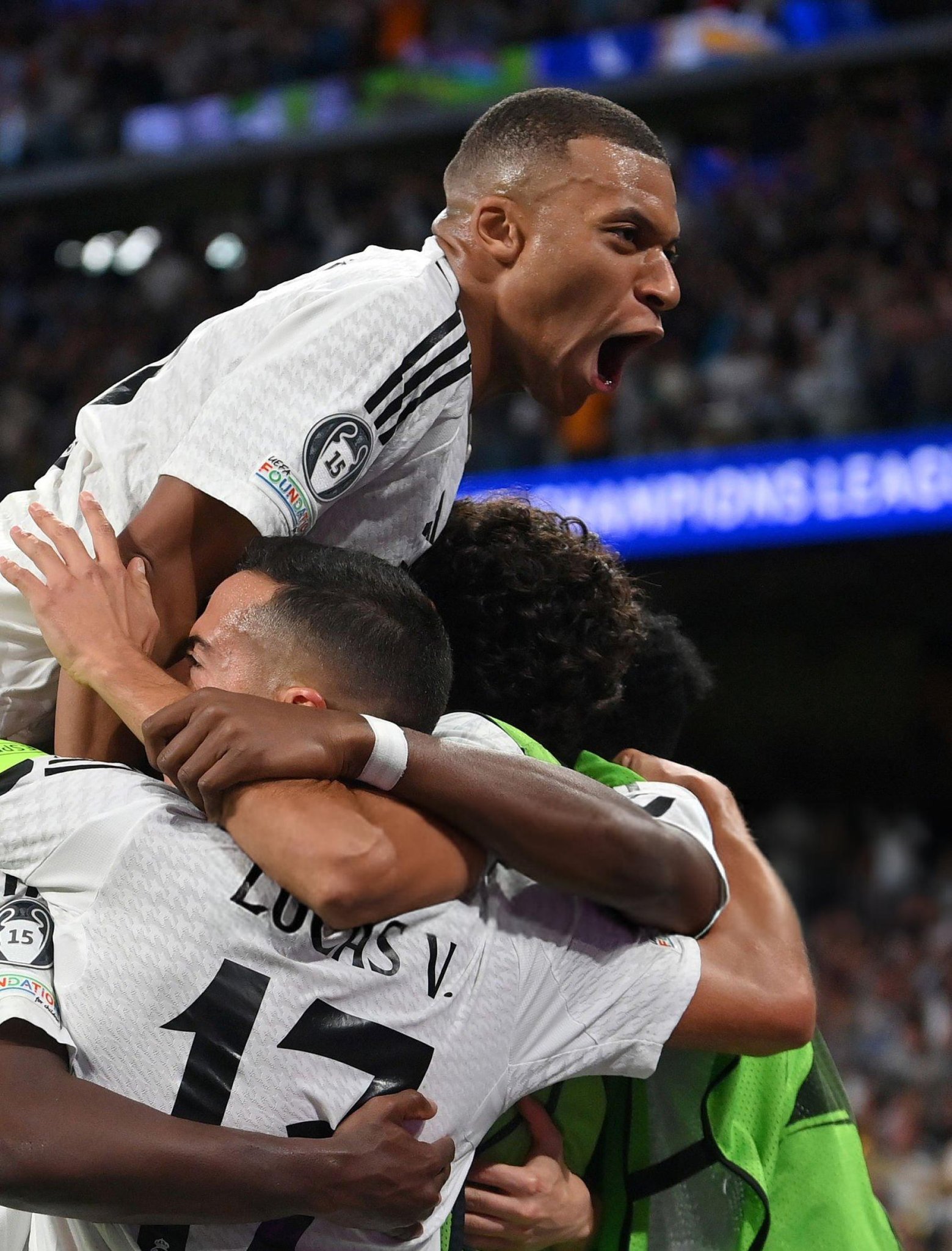 阿尔勒斯队在比赛中打败对手取得胜利